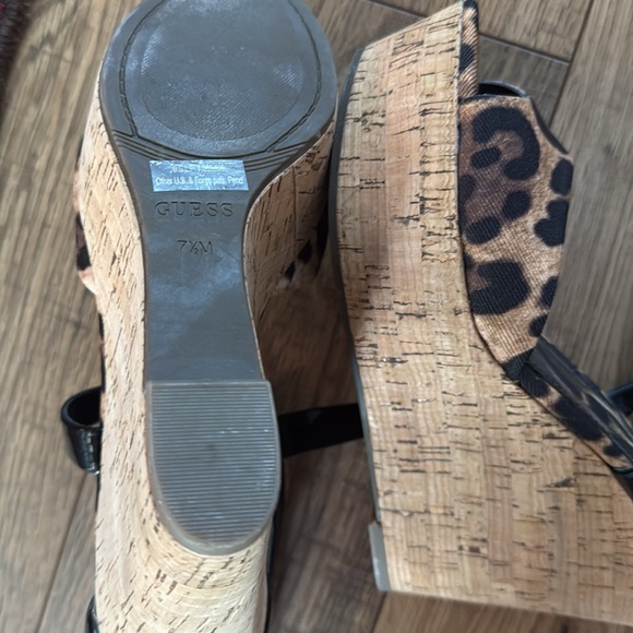 Guess leopard wedges size 7.5 with black patented leather trim - Picture 3 of 4